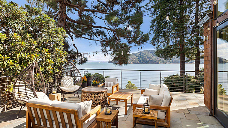 La zona exterior incluye una amplia terraza en la que relajarse