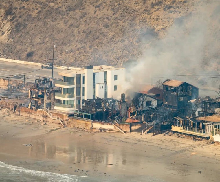 Vista aérea de la vivienda tras el incendio