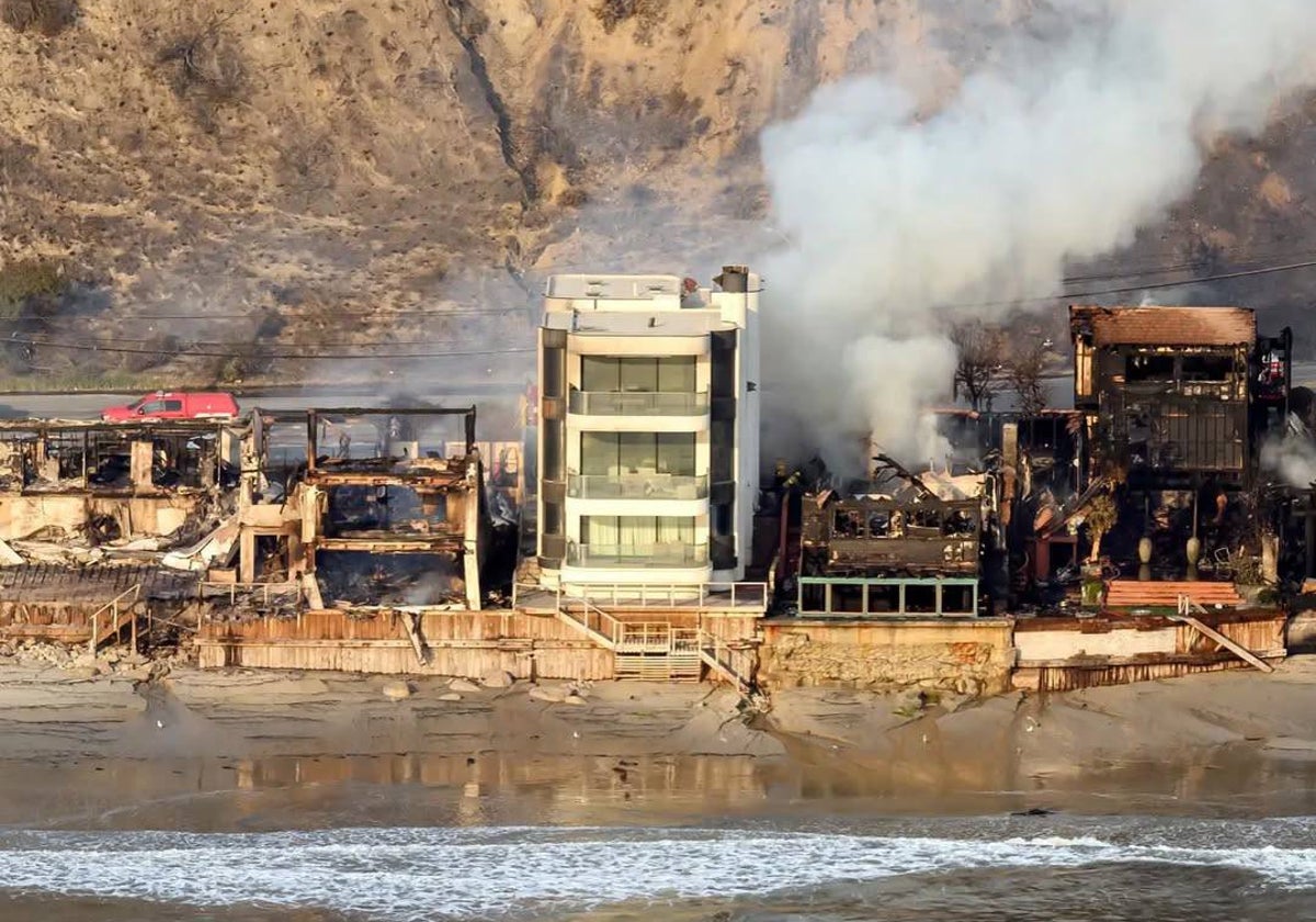 La casa en primera línea de playa que ha resistido al fuego