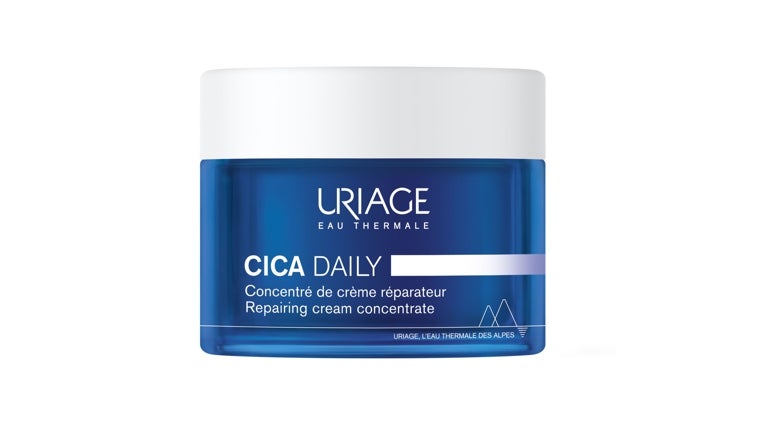 Cica Daily Crema Reparadora Concentrada de Uriage (29,20 euros). Una crema que fortalece la barrera cutánea y, además, tiene efecto antioxidante. En su fórmula, además del agua termal de Uriage y la Inulina, un prebiótico que refuerza la barrera, incluye centella asiática, ácido hialurónico, pantenol y ceramidas.