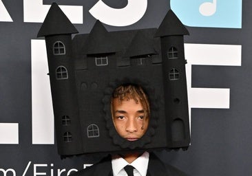 Del castillo en la cabeza de Jaden Smith al cambio de look de Peso Pluma: los hombres no pasan desapercibidos en los Grammy 2025