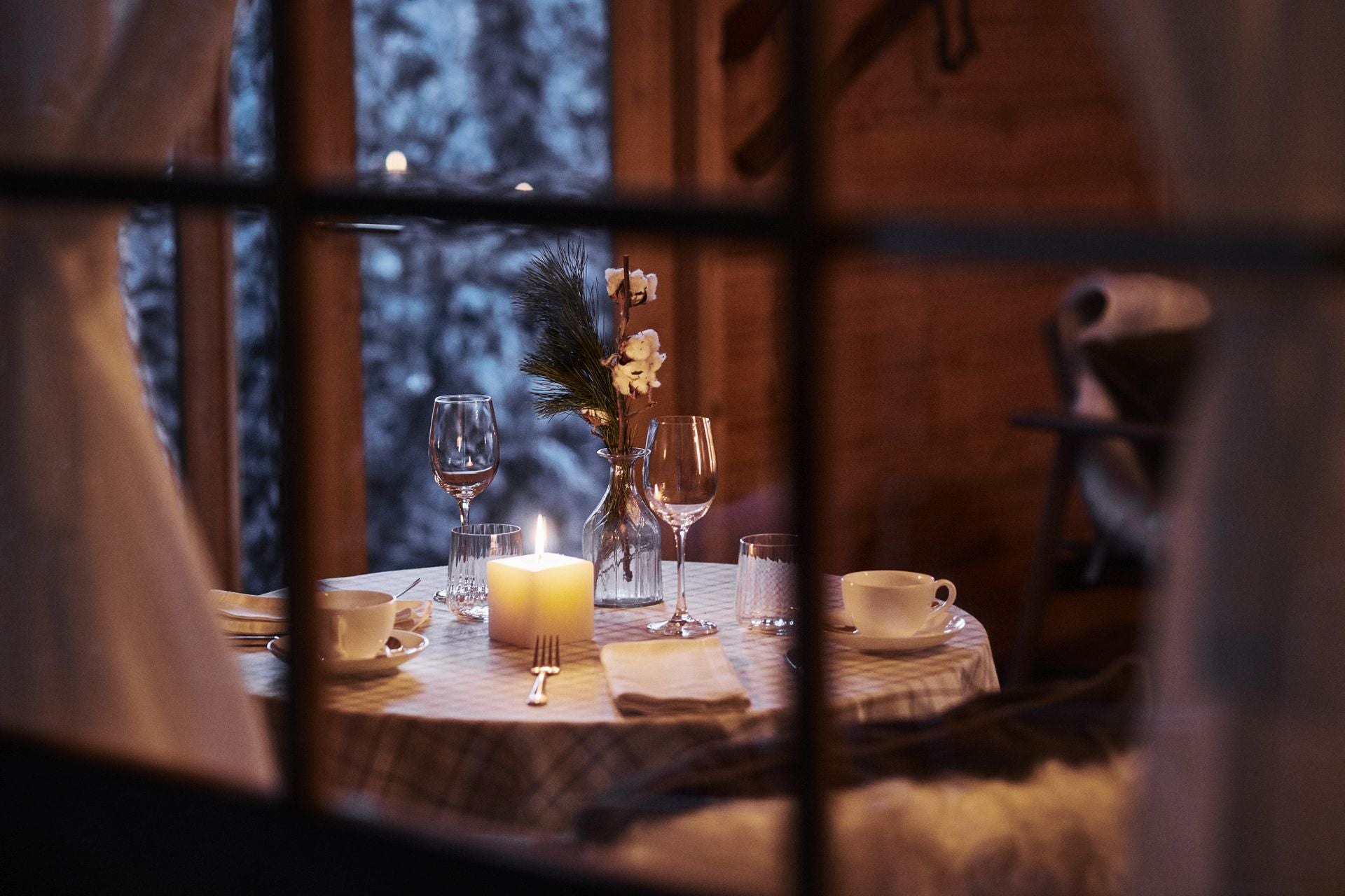 Viajar a un chalet Alpino sin salir de Madrid. Del 12 al 15 de febrero, el icónico Chalet Alpino de Rosewood Villa Magna ofrecerá una experiencia gastronómica romántica, ideal para una comida o cena especial. El menú incluye «Ostra fresca Fine de Claire» con copa de Roederer Rosé, una tabla de embutidos con «Jamón Selva Negra, Salchicha Ahumada y Pastrami», la icónica fondue, y el delicioso «Wiener Schnitzel de Ternera», todo acompañado de una copa de Lleiroso Crianza (Ribera del Duero) o Botella de Massimo Godello (Ribiera Sacra). Su decoración romántica y acogedora, en un entorno idílico rodeado de vegetación, garantiza un recuerdo inolvidable para las parejas que busquen un plan sofisticado en San Valentín. Además, en el espacio Flor y Nata los enamorados podrán deleitarse con un seductor postre en forma de corazón: una deliciosa combinación de crema de mango y arándanos, con interior de gel de fruta de la pasión, crujiente de dulce y un irresistible glaseado rojo. El menú del Chalet Alpino tiene un precio de 125 euros por persona
