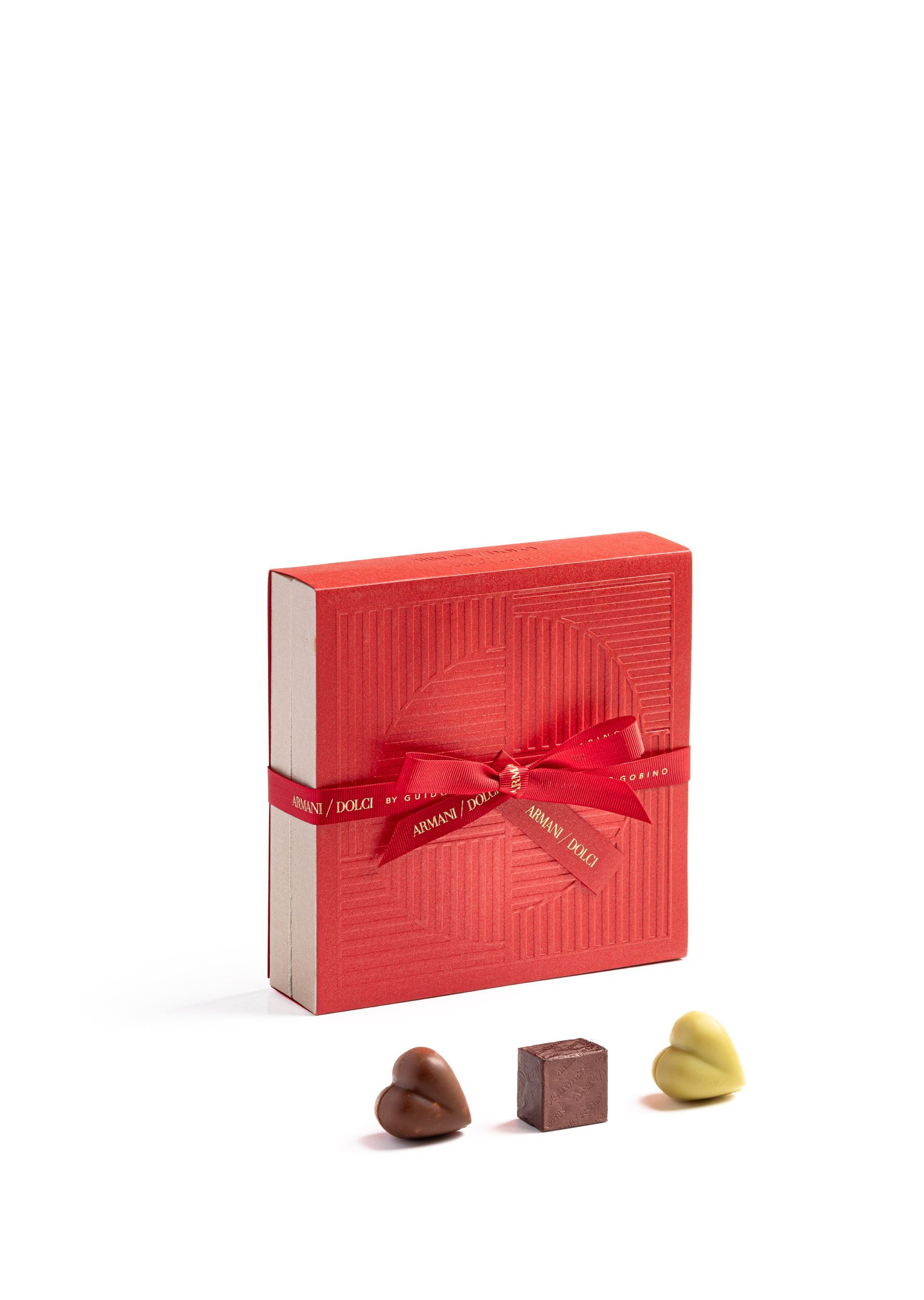 No hay San Valentín que se precie sin el toque dulce de una caja de bombones. En esta ocasión, Armani Dolci propone su edición especial, una caja con una selección de sus especialidades de chocolates variados, granos de café cubiertos de chocolate negro y jengibre o sus míticos corazones de chocolate con leche y albaricoque, entre otros. Precio: 49 euros / 200gr