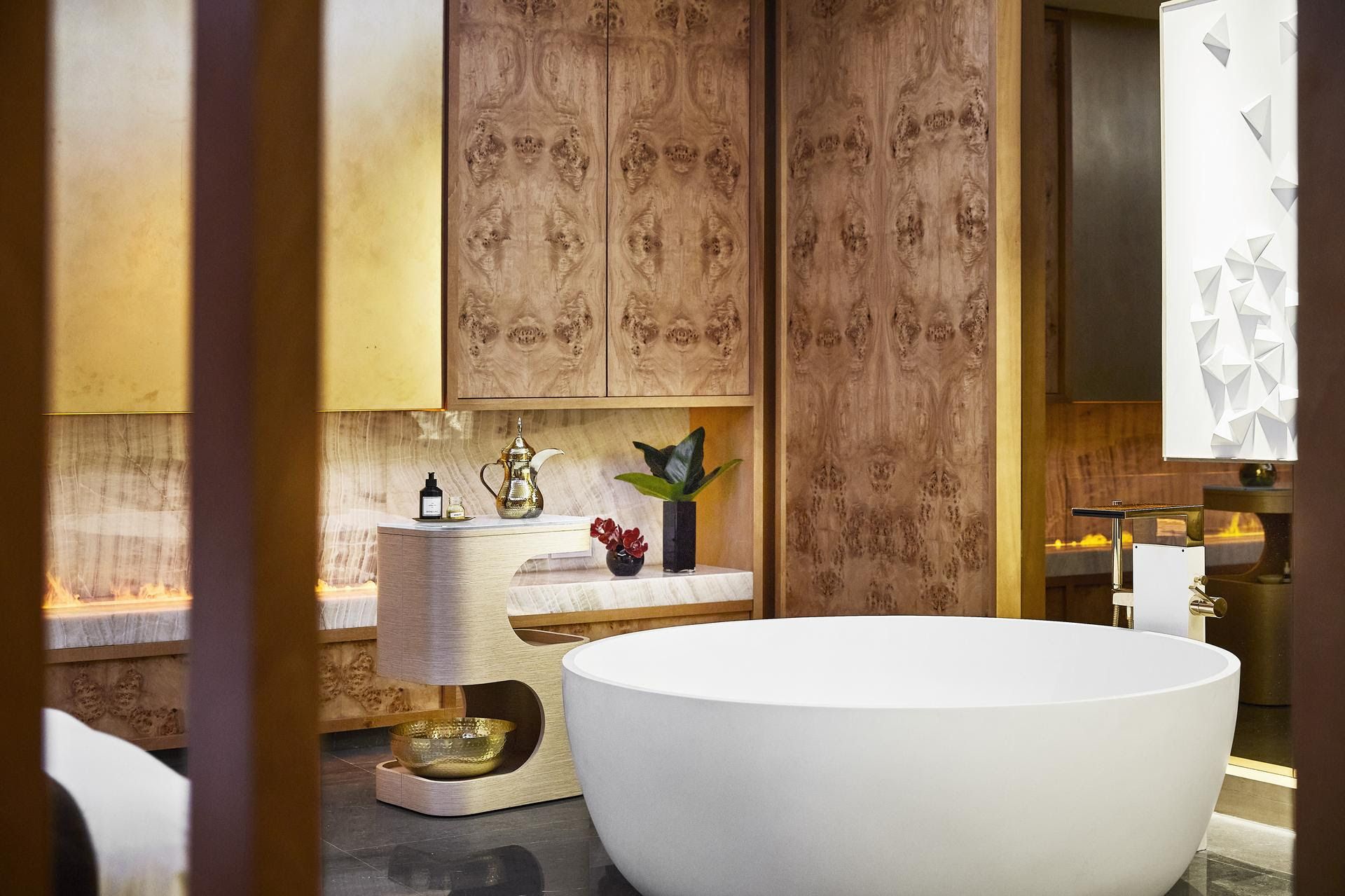 Para quienes buscan relajarse y desconectar en pareja, darse un homenaje en algunos de los hoteles de lujo de la capital será el mejor de los regalos. Alojamientos tan exclusivos como el emblemático Four Seasons, ubicado a tan solo unos metros de la Puerta del Sol y cuyas puertas se abren a huéspedes y visitantes con una propuesta siempre enfocada en el lujo y en el cuidado de los detalles. Para este San Valentín,el hotel ofrece el tratamiento Abhyanga, inspirado en el Ayurveda, que promete restaurar la energía y proporcionar una profunda relajación (precio: 225€/60 minutos; 295€/ 90 minutos). Además, del 13 al 15 de febrero, se podrá reservar una exclusiva experiencia que incluye la privatización de la piscina del hotel durante 4 horas y media, botella de champán y menú «The Best of Dani» del restaurante Dani Brasserie por 1.535€.