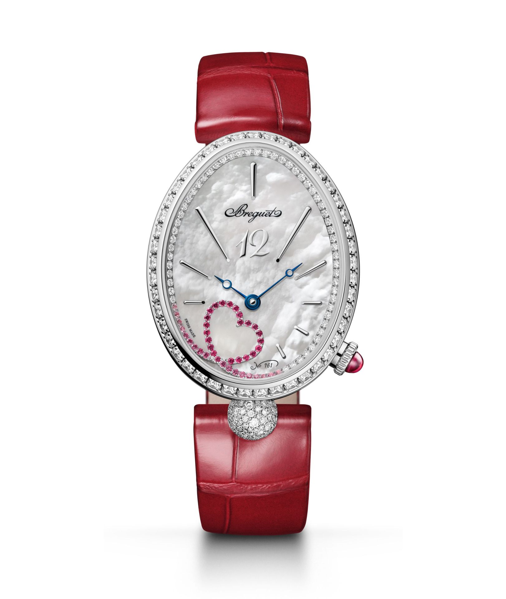 Breguet rinde homenaje al día de los enamorados con su icónico Reine de Naples. Un nuevo reloj de manufactura producido en una serie limitada de 28 piezas. Inspirado en una de las piezas de Caroline Murat, joven hermana de Napoleón Bonaparte, se trata de un reloj realizado en oro blanco de 18 quilates con fondo de cristal de zafiro, bisel y asa engastados con 97 diamantes (1.682 quilates). Su esfera nácar natural blanca está engastada con 54 diamantes, 23 rubíes y 18 zafiros rosas, dibujando un corazón entre las 6 y las 9. Con movimiento de carga automática con masa oscilante de platino y decorado a mano con el motivo guilloché de grano d'orge circulaire, se trata de toda una obra de arte de la relojería. Su precio es de: 56.700€