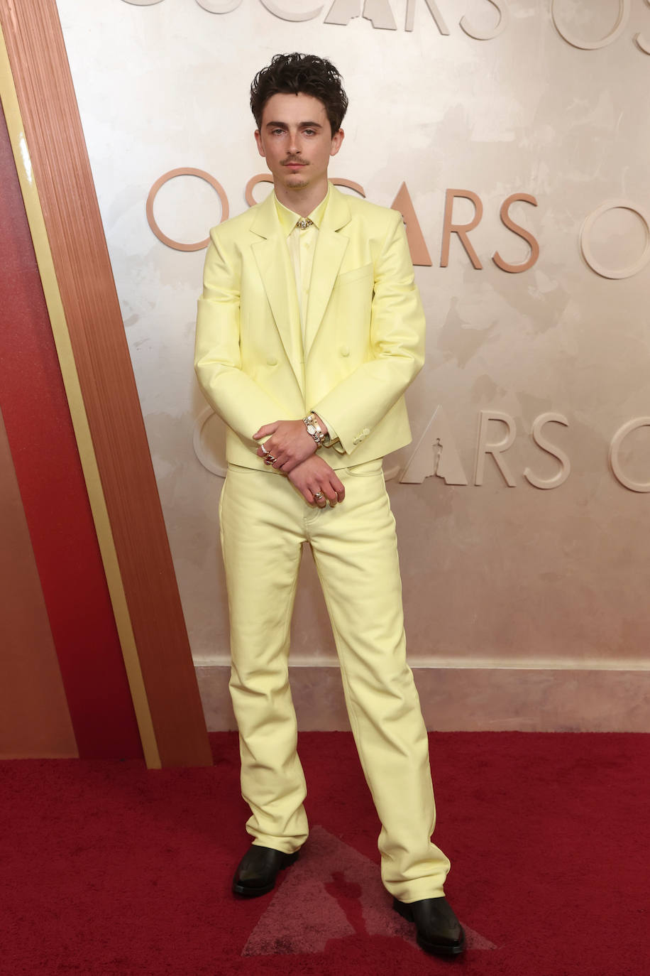 Timothée Chalamet no quiso pasar desapercibido en la alfombra roja, y desafió a la suerte con un look en color amarillo. El actor, nominado por su interpretación de Bob Dylan en 'A Complete Unknown', eligió un look de Sarah Burton para Givenchy que destacaba por la chaqueta 'crop'. Además, lució el reloj Cartier Bagnoire, y otras joyas de la firma. 