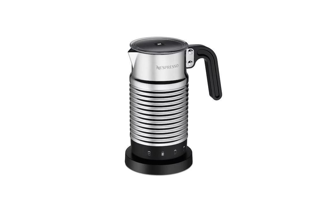 Un paso más. En Nespresso cuentan además con una serie de accesorios para hacer del momento del café un verdadero momento de lujo. El Aeroccino 4 es un espumador de leche compacto y elegante, que permite obtener dos tipos diferentes de espuma: caliente y fría. Tiene capacidad de hasta 120 ml y con él pueden preparase infinidad de cremosas recetas tan solo apretando un botón. Su sistema de apagado automático y revestimiento antiadherente lo hacen fácil y seguro de usar y limpiar. Precio: 89 euros