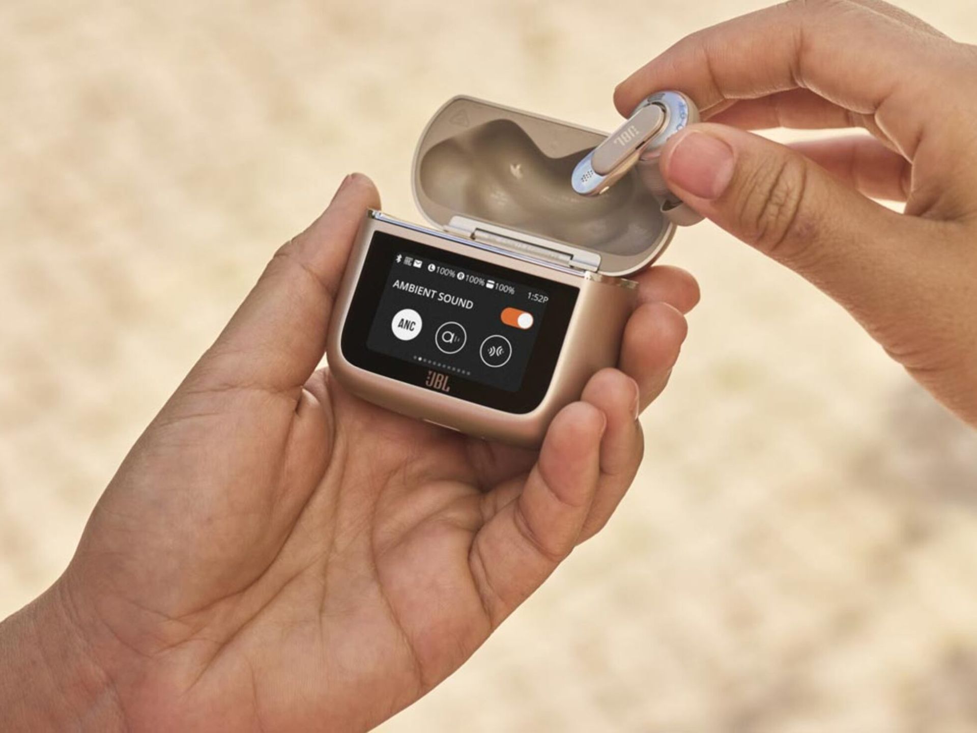 Apasionados de la música. Los auriculares JBL Tour Pro 3 cuentan con una pantalla táctil más práctica y repleta de funciones, que ofrece un control total sobre la experiencia auditiva, mientras el teléfono permanece en el bolsillo. Con seguimiento del movimiento de la cabeza, estos dispositivos incluyen cancelación de ruido en tiempo real y hasta 44 horas de reproducción, además de otras múltiples funciones avanzadas. Un regalo práctico, original y a la última. Precio: 299,99 euros