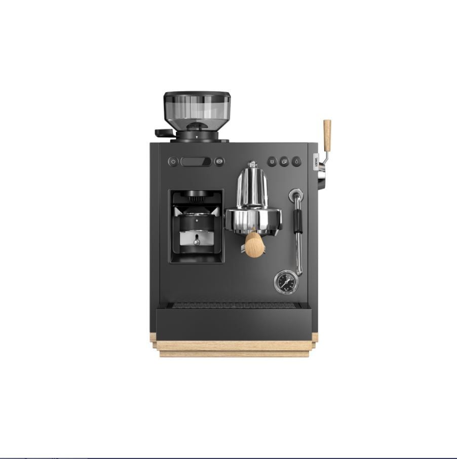 Para amantes del café. Loewe aura.pure es una máquina de espresso profesional con molinillo integrado con la que convertirá su cocina en una auténtica cafetería de alto nivel. Gracias a su avanzado sistema de termobloques de alto rendimiento, el café, la leche y el cabezal se calientan por separado, asegurando que cada preparación mantenga su sabor y textura ideales. Con múltiples funciones para ajustar el volumen de taza, el tiempo de premolido, la temperatura y los programas de preinfusión, esta máquina es la aliada perfecta para los baristas caseros más exigentes. Precio: 1.999 euros