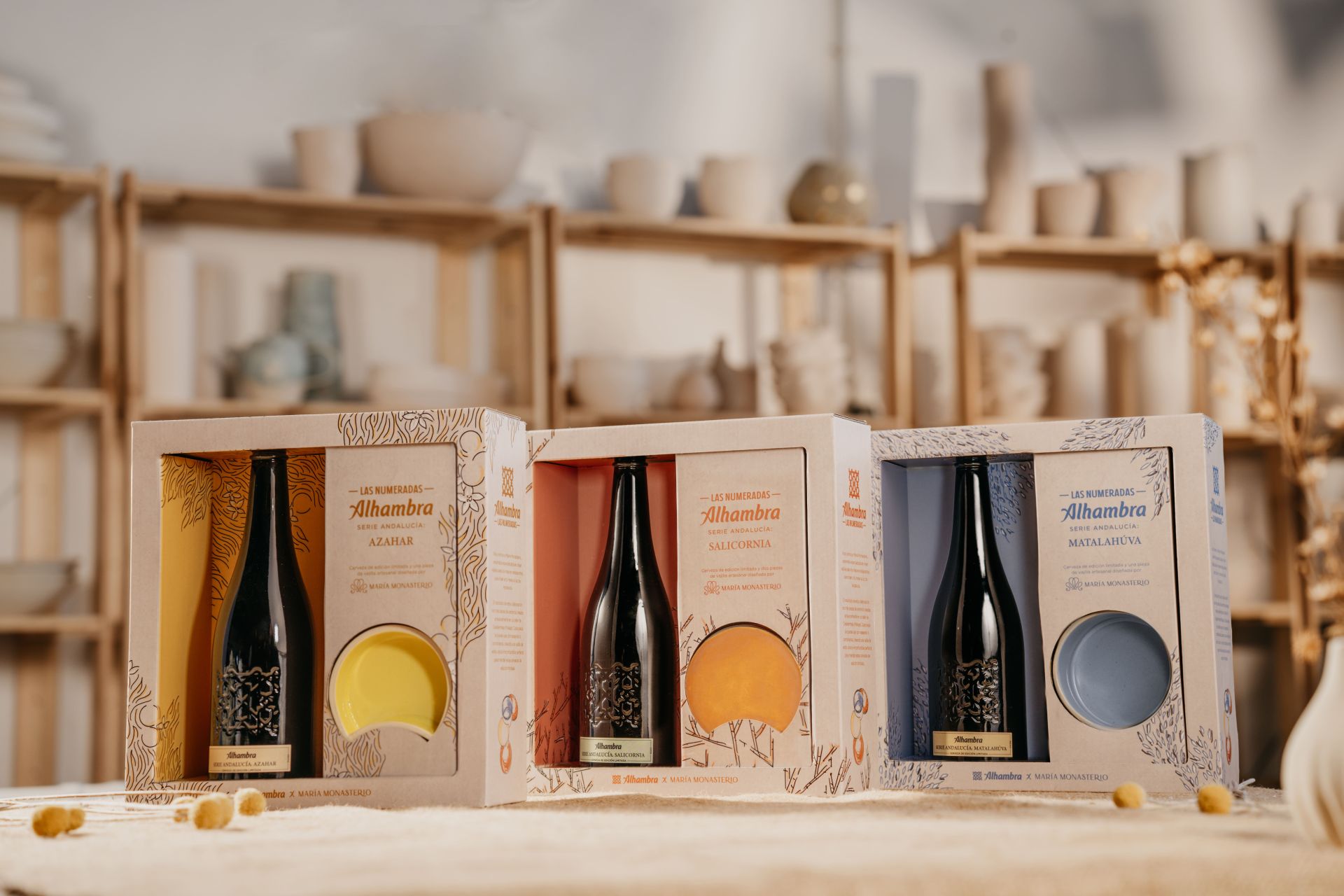 Para los más cerveceros, la edición especial de Cervezas Alhambra con motivo de su centenario, no dejará indiferente. La casa cervecera presenta su particular homenaje al sur de la mano de sus cervezas más experimentales: Numeradas Andalucía y la ceramista María Monasterio. Una colaboración que propone tres estuches de edición limitada, cada uno dedicado a las nuevas creaciones: Azahar, Salicornia y Matalahúva. Los estuches estarán disponibles exclusivamente en la web de la marca con un precio unitario de 19,95 euros.