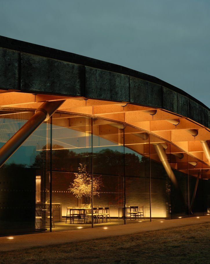 Para amantes del whisky y la gastronomía. The Macallan y El Celler de Can Roca te porponen un regalo inolvidable para el día del padre. Sorpende a tu padre con un viaje por tierras escocesas para descubrir un universo mágico en el que el whisky, paisajes indescriptibles y la mejor propuesta gastronómica se dan la mano para crear una experiencia única. La maestría en la creación de whiskies se une a la máxima expresión de la excelencia culinaria para crear un a experiencia única e irrepetible. El restaurante TimeSpirit se sitúa en el corazón de la icónica finca de casi 200 hectáreas de The Macallan, a orillas del río Spey, cuenta con 24 plazas disponibles y un comedor privado para ofrecer a los comensales una experiencia más íntima, diseñado por el galardonado arquitecto David Thulstrup. Desde productos frescos hasta suculentas carnes, el menú degustación de nueve platos puede maridarse con los whiskies de The Macallan y los mejores vinos de jerez de Valdespino, de Jerez de la Frontera. El espacio estará abierto para almuerzos y cenas hasta finales de abril 2025 y contará con un menú degustación para el almuerzo de 60 libras y para la cena de 95 libras por persona.