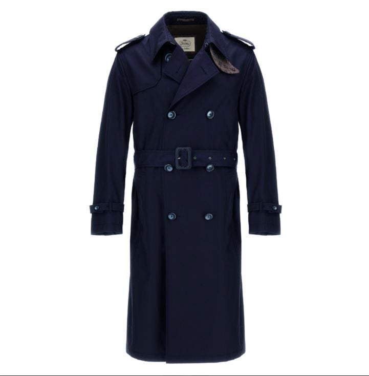 A la última tendencia. Herno, a orillas del Lago Maggiore, ha sido protagonista de las excelencias del Made in Italy durante más de 75 años. Sus prendas visten a los hombres más elegantes con opciones para todos los gustos en los que la calidad es el nexo común. Las gabardinas serán un imprescindible la próxima primavera, por lo que el modelo Delon y Monograma, un clásico atemporal, renovado con materiales innovadores, un ajuste moderno y el detalle del monograma en la solapa de la nuca sin duda sorprenderá a esos padres amantes de la moda. Precio: 955 euros