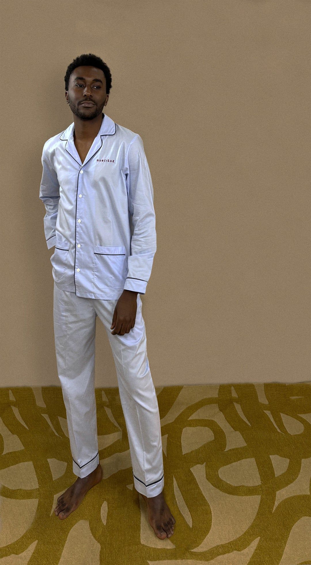 Un pijama de señor. No hay padre que se resista a un buen pijama, en Sam Newman Clothing cuentan con un dos piezas confeccionado en 100% algodón de alta calidad. De color celeste y en tejido oxford, está hecho en España y ofrece la máxima comodidad además de un elegante diseño con el bordado de la palabra 'Monsieur' (señor en francés). Precio: 109 euros