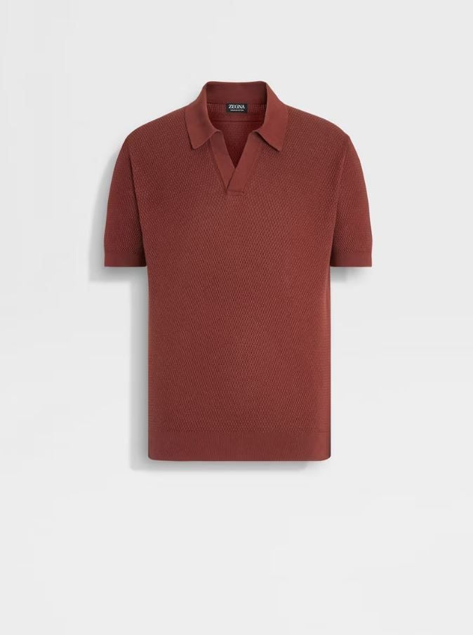 La calidad de los tejidos. La última tendencia en la moda informal de lujo es este polo rojo ladrillo, confeccionado en Premium Cotton de Zegna para obtener una elegancia duradera en el tiempo. El cuello de polo abierto le regala un toque desenfadado a su clásico diseño de manga corta. Un regalo que tu padre sabrá apreciar. Precio: 890 euros