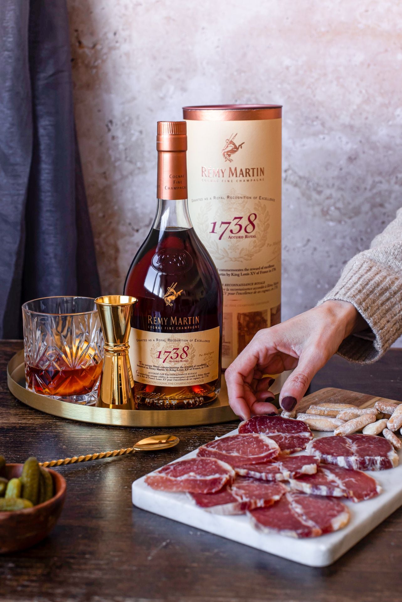 Coñac y lomo ibérico. Señorío de Montanera y Rémy Martin han unido su saber hacer para crear un pack exclusivo con el que sorprender a los padres más foodies.Esta edición limitada combina dos de sus iconos: el exclusivo lomo doblado de Señorío de Montanera, elaborado con ibérico puro de la D.O.P. Dehesa de Extremadura, y el elegante Rémy Martin 1738 Accord Royal, un coñac Fine Champagne de prestigio internacional. La edición especial se podrá adquirir a través de la tienda online de Señorío de Montanera. Precio: 145 euros