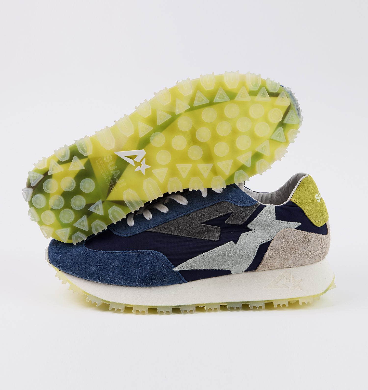 Zapatillas viajeras. La marca de zapatillas de diseño y fabricación española Suaji vuelve a sorprender con un nuevo lanzamiento para esta primavera, la colección London. La firma de Julio José Iglesias propone un modelo ligero y dinámico con una estética retro que sin duda hará las delicias de cualquier padre. Como el modelo Chelsea en un tonos azules con suela amarilla. Precio: 249 euros (aunque actualmente en la web de la marca cuentan con una promoción que las deja en 149,40 euros)