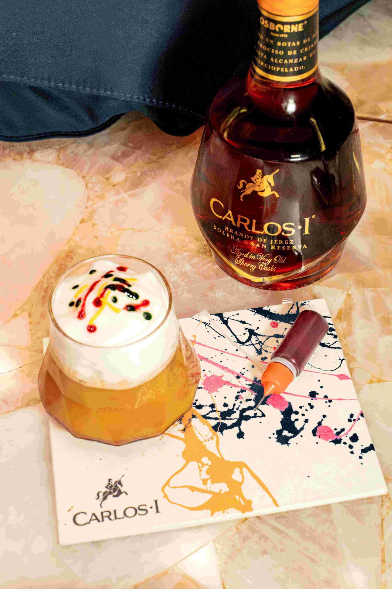 Un taller de coctelería. 'Brandy Art Revolution', celebra el Día del Padre con una propuesta de plan de la mano de Carlos I y el restaurante TATEL Madrid. Un plan exclusivo para descubrir y disfrutar del brandy de una manera única, a través de dos cócteles originales: 'Jackson' y 'Don Quijote' en un escenario de lujo. Los padres más sibaritas harán las delicias poniendo a prueba sus dotes cocteleras con este plan. La experiencia, que tendrá lugar en TATEL Madrid el 22 de marzo, incluye además un menú degustación con los platos más emblemáticos del restaurante, previa reserva. Precio: 65 euros por comensal