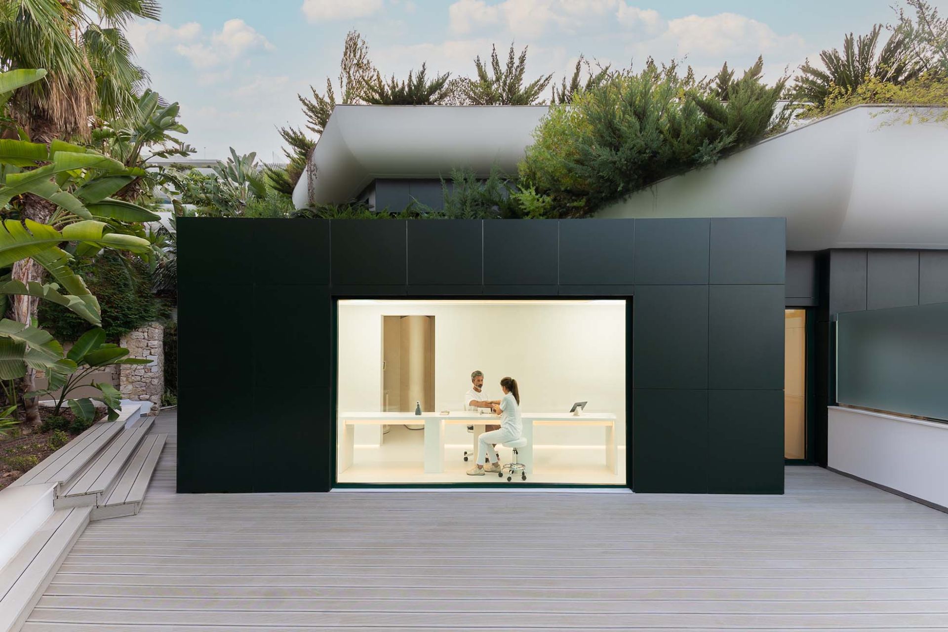 El futuro del bienestar. Regalar cuidados siempre es un acierto y más si va de la mano de un entorno idílico y los conocimientos de centros tan reputadas en el sector como SHA Wellness. La clínica acaba de lanzar al mercado 'Tailor-Made', un programa de salud ultrapersonalizado impulsado por un exclusivo algoritmo inteligente con el objetivo de adaptarse a las necesidades de cualquier tipo de paciente. El programa combina los últimos avances en medicina funcional de precisión, terapias regenerativas y alta gastronomía antiinflamatoria, para crear un ecosistema integral que maximiza la efectividad y acelera los logros. El precio varía en función de los objetivos y tratamientos que le proponga el algoritmo a cada huésped, sumado a una estancia mínima de 7 días. Un regalo de lujo que cualquier padre estará encantado de recibir. Precio: desde 4.500 euros