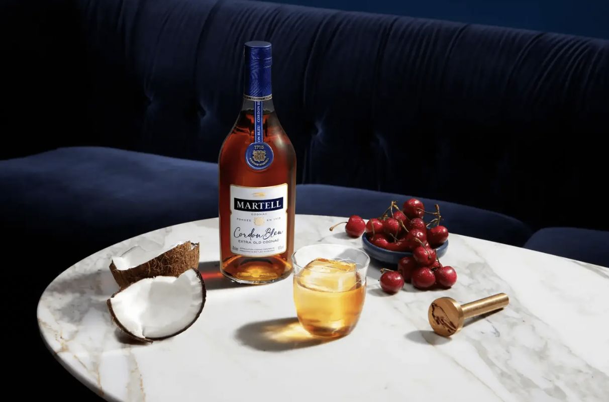Para aquellos padres que saben apreciar lo excepcional, Martell Cordon Bleu se presenta como el regalo perfecto, un cognac legendario que representa la excelencia y la historia. Con más de 300 años de tradición, Martell es la Maison del Cognac más antigua del mundo. Fundada en 1715 por Jean Martell, la marca ha sido pionera en la exportación de cognac desde el siglo XVIII y ha sido protagonista en eventos históricos como la coronación del rey Jorge V. Además, sus cognacs han sido elegidos por figuras como la reina Isabel II y Grace Kelly, lo que ha consolidado su posición en la categoría de espirituosos de lujo a lo largo de la historia. Su referencia Cordon Bleu proviene de una mezcla de más de 100 "eaux-de-vie" de la región de Borderies, la más exclusiva de Cognac, lo que le confiere una gran suavidad y complejidad. Precio: 158 euros