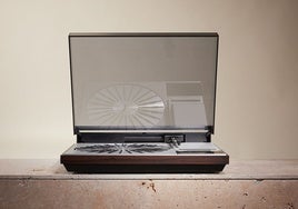 Saint Laurent y Bang & Olufsen reinventan un exclusivo tocadiscos de 30.000 euros, lo último en lujo