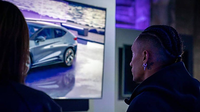 Raphinha viendo el vehículo de Cupra