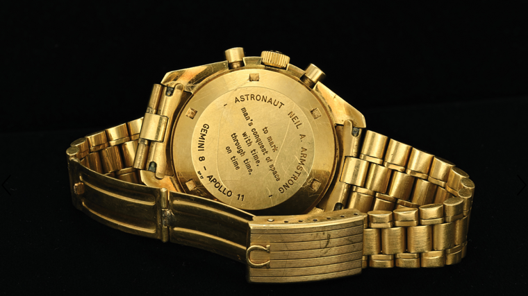 El reloj está grabado con el nombre del astronauta, una cita y la misión