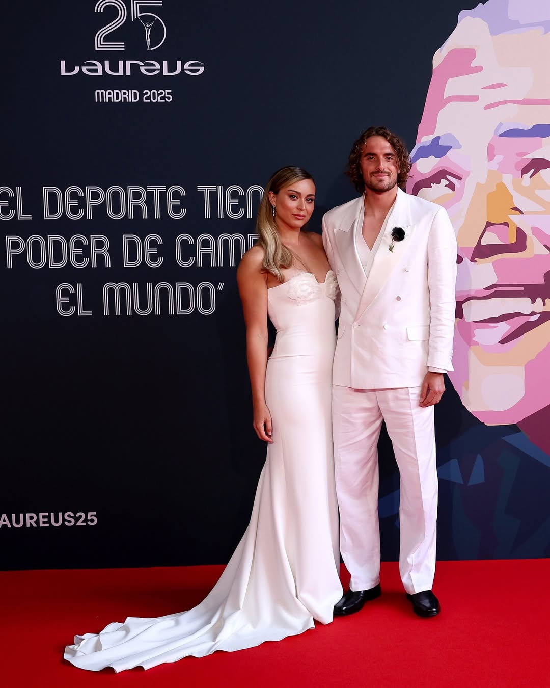 Los tenistas Paula Badosa y Stefanos Tsitipas se decantaron por el color blanco, combinando sus looks. 