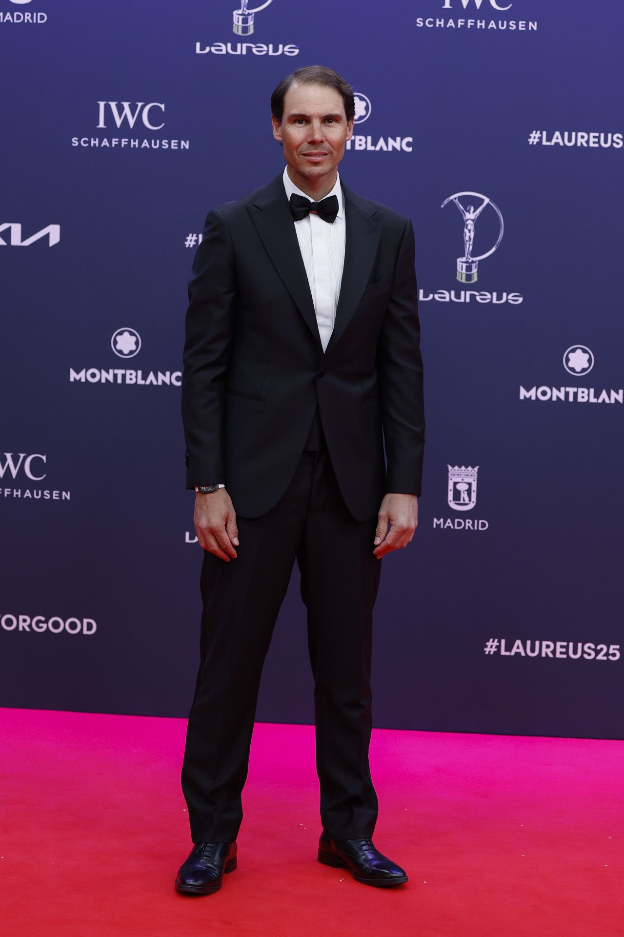 Rafa Nadal optó por el clásico esmoquin combinado con camisa blanca y en su muñeca su lujoso reloj Richard Mille. 