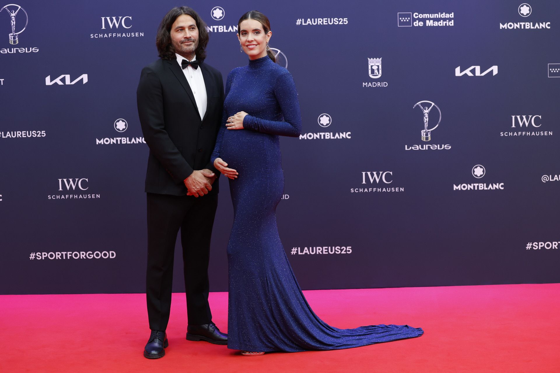 Ona Carbonell con un vestido ajustado en azul noche, y el ex gimnasta Pablo Ibáñez, con esmoquin. 