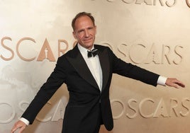 Los secretos tras el gran cambio físico de Ralph Fiennes a los 62 años