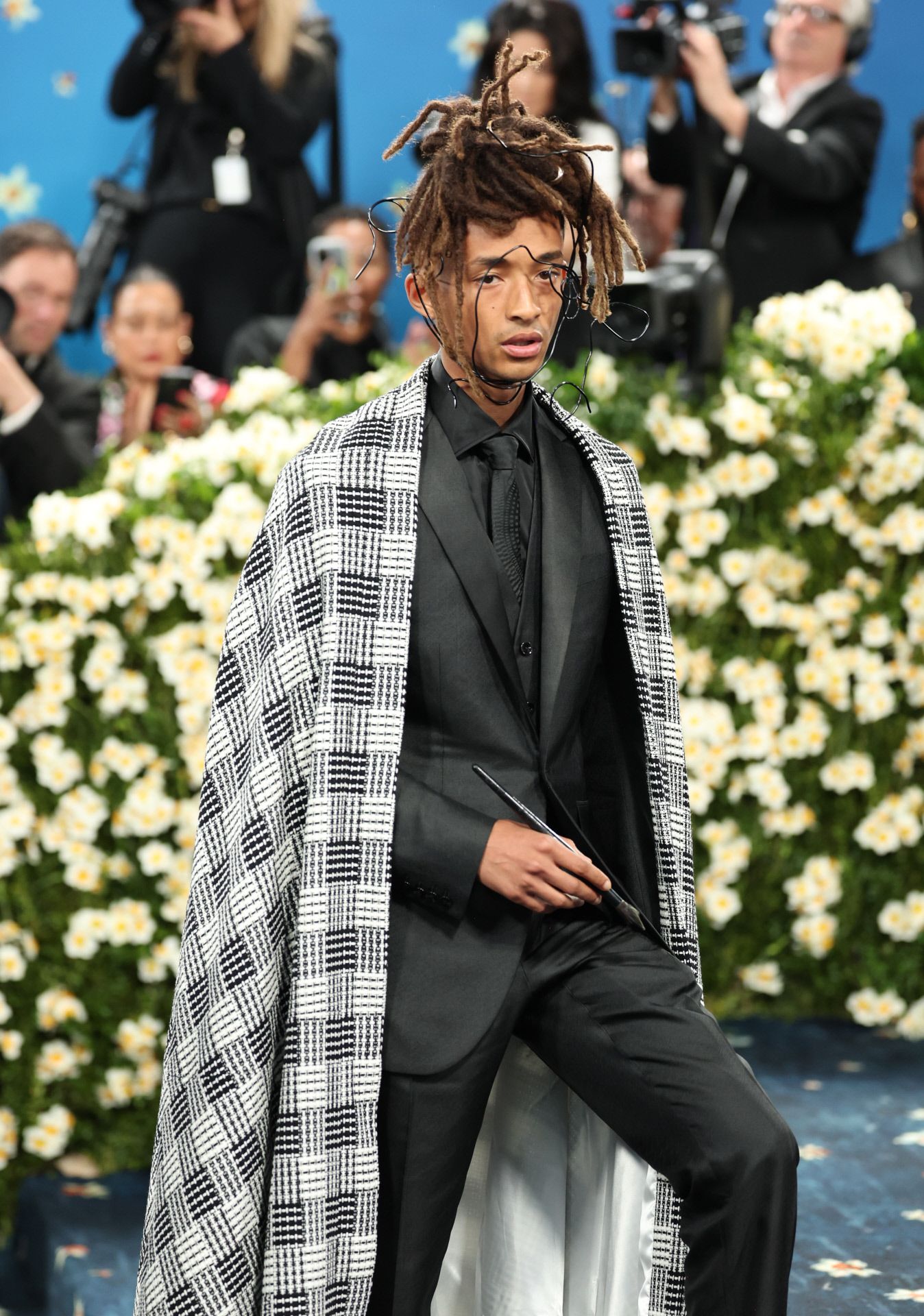 Jaden Smith, el hijo de Will Smith, eligió un look clásico, con un traje sastre en color gris.