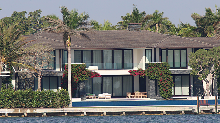 Imagen de la casa con la piscina de borde infinito y el amplio jardín
