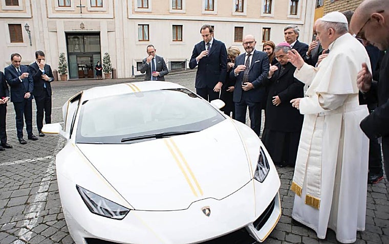 El Papa Franciso con el Lamborghini Huracán