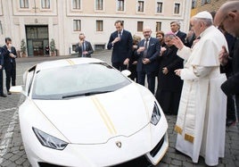 El Lamborghini personalizado del Papa Francisco que un empresario murciano compró por 810.000 euros