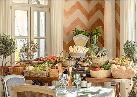 Imagen secundaria 1 - Jorge Manzur siempre tiene flores frescas en el Anantara Villa Padierna. Y usa producto local y de cercanía en su restaurante de cocina andaluza, con eje en la malagueña. La Veranda es su local más gastronómico y donde hay momentos de 'showcooking'.