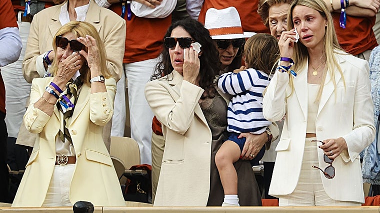 Madre, mujer y hermana de Rafa Nadal durante su homenaje en Roland Garros