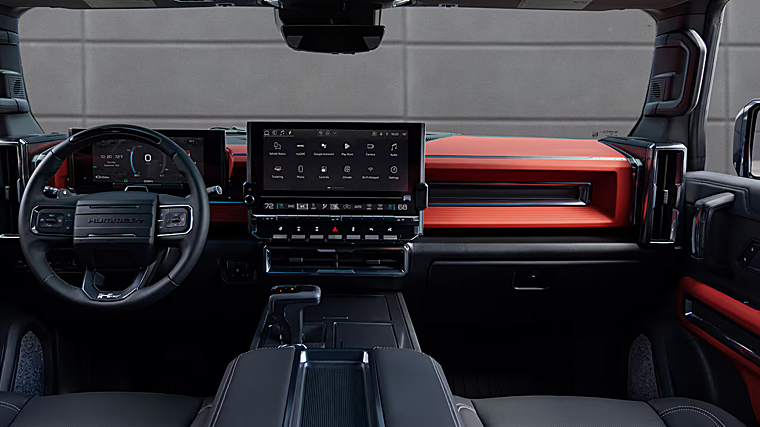 El interior es espacioso y presenta materiales de alta calidad, incluida fibra de carbono