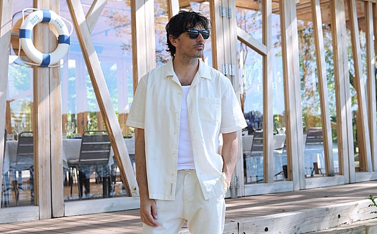 Imagen principal - Andrés Velencoso durante la fiesta de celebración de la nueva colección de OOTO