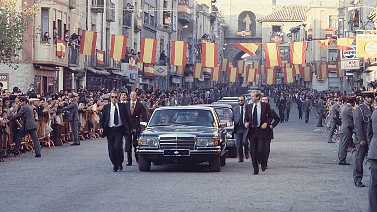Coches oficiales Mercedes durante una visita de los reyes Juan Carlos I y Sofía en Zamora en 1977