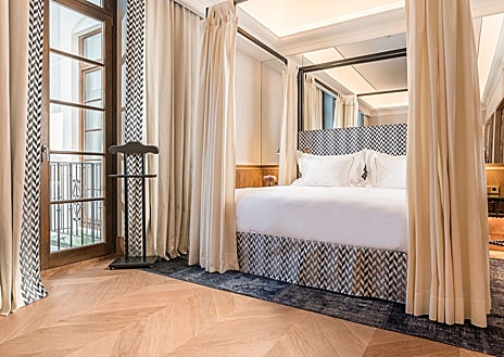 Imagen secundaria 1 - Habitaciones y vistas de la catedral malagueña desde la suite de la torre.