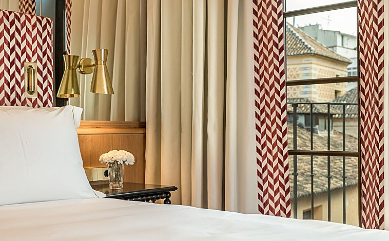 Imagen principal - Habitaciones y vistas de la catedral malagueña desde la suite de la torre.