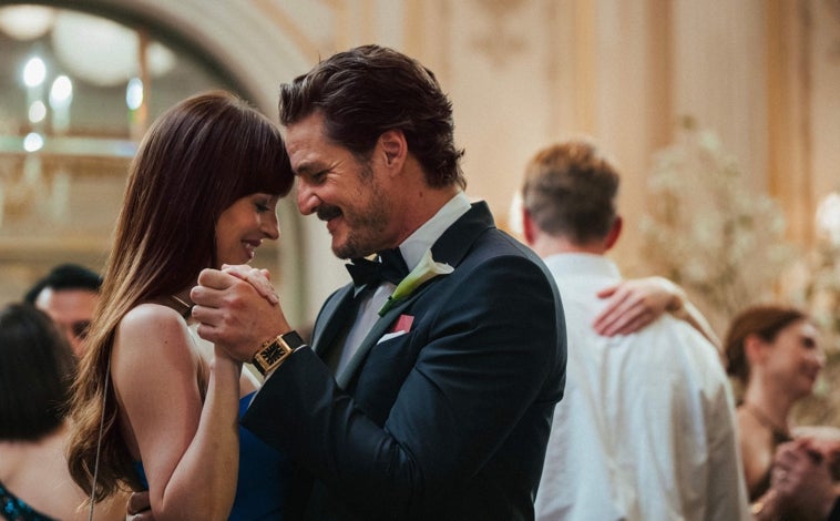 Imagem principal - Pedro Pascal e detalhes do relógio Reverso Tribute Chronograph