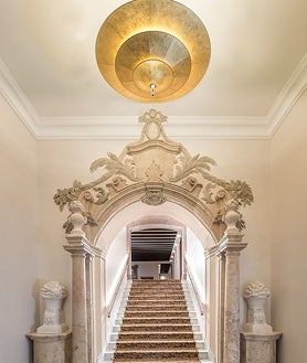 Imagen secundaria 2 - Exterior del Palacio Solecio y detalle de los trampantojos de la fachada. Escalera original dentro del palacio.