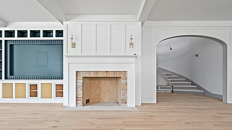 La casa cuenta con exquisitos detalles como las chimeneas con marcos de mármol o los suelos de madera de roble en espiga