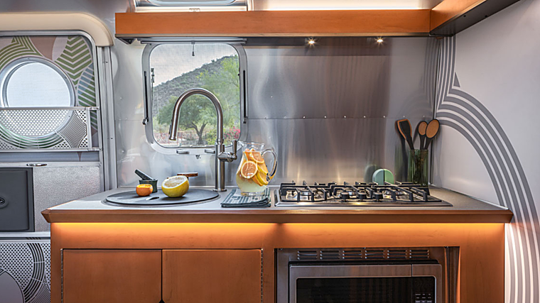 La caravana está completamente equipada con todo lo necesario para disfrutar de unas vacaciones