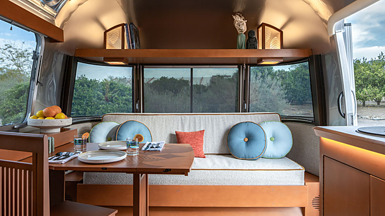 Este es el modelo de Airstream con más ventanas, un total de 29