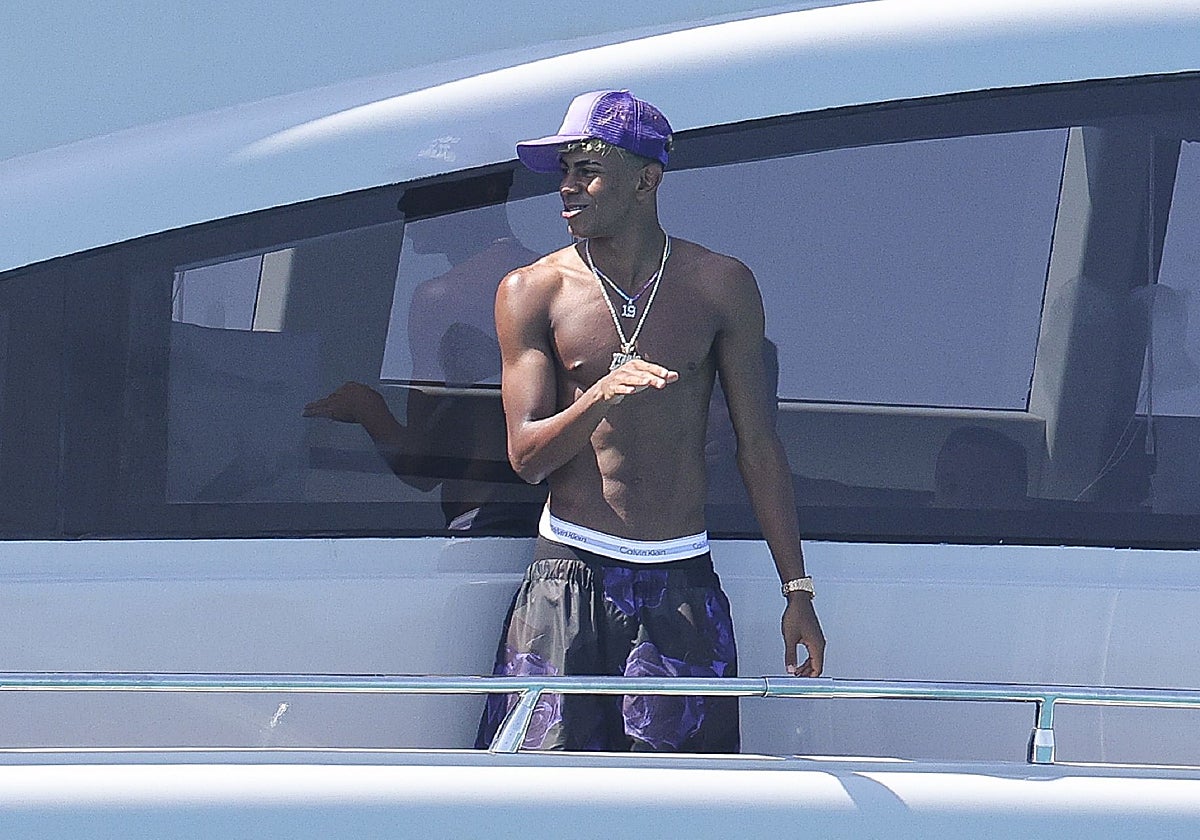 Lamine Yamal en un yate alquilado en Ibiza.
