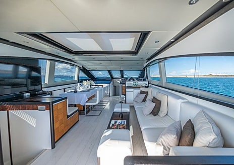 Imagen secundaria 1 - Así es el lujoso yate en el que Lamine Yamal pasa sus vacaciones en Ibiza: desde 5.000 euros el día