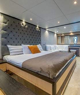 Imagen secundaria 2 - Así es el lujoso yate en el que Lamine Yamal pasa sus vacaciones en Ibiza: desde 5.000 euros el día