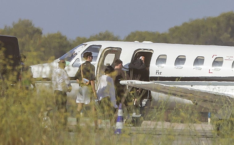 Imagen principal - Así es el jet privado en el que viaja Aitana y el influencer Plex: 9.000 euros y servicios personalizados